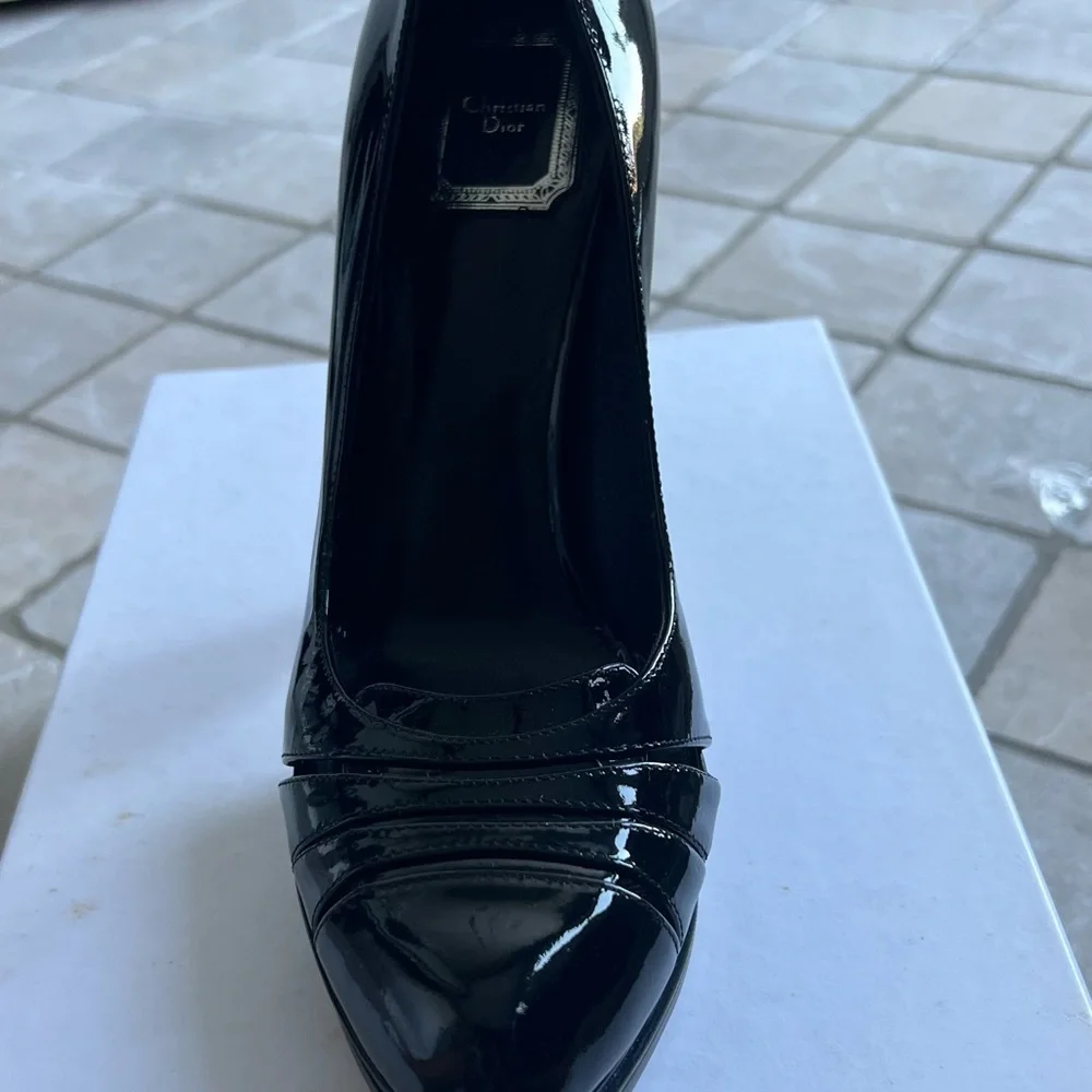 Never worn in box new - Picture 2 of 7
